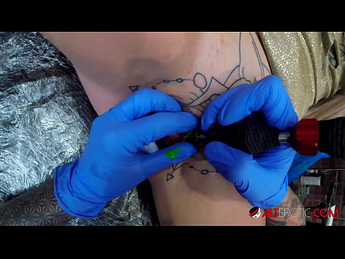 ❤️ Sully Savage mai tsananin jarfa ta yi tattoo a kan kwarin ta ️ Batsa na Rasha ❤